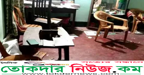 ছবি:দৈনিক তোকদার নিউজ.কমথেকে,রংপুরের পীরগাছায় ৪লাখ টাকা লুটপাট।