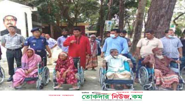 ছবি:দৈনিক তোকদার নিউজ পোটাল থেকে,প্রতিবন্ধীদের মাঝে হুইল চেয়ার বিতরণ