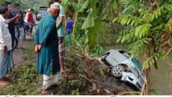 প্রাইভেটকার খালে পড়ে শিশুসহ নিহত ৮ জন